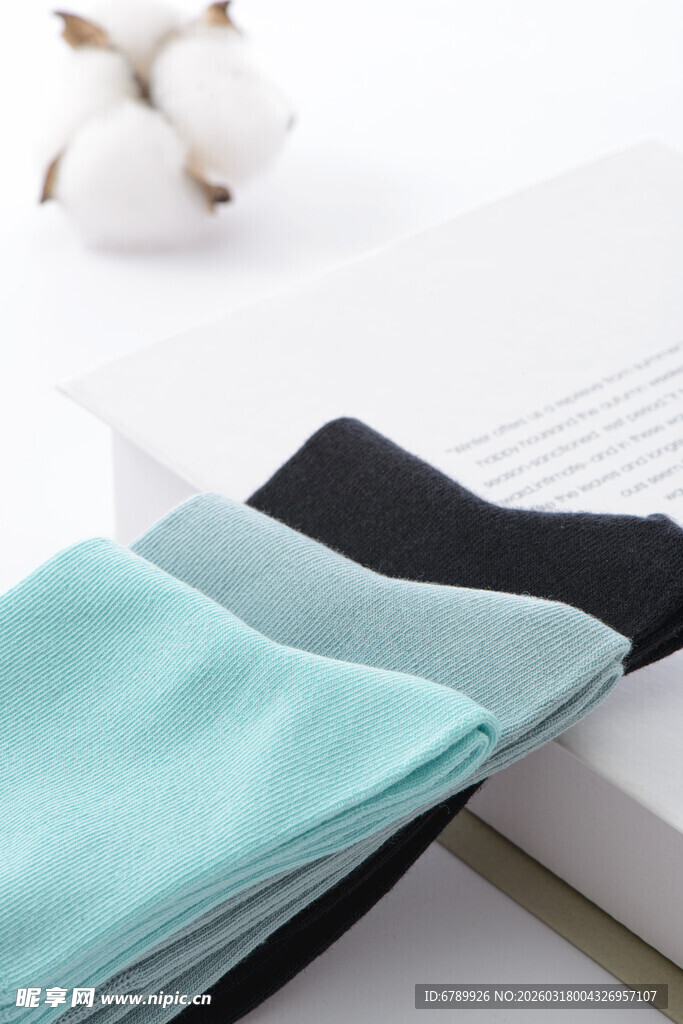 三色袜子叠放展示