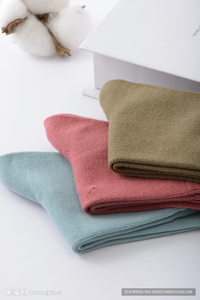 多彩叠放的棉袜
