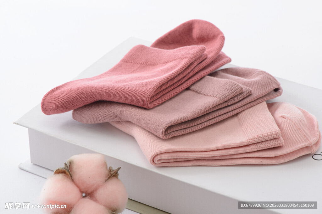 粉色系袜子叠放展示