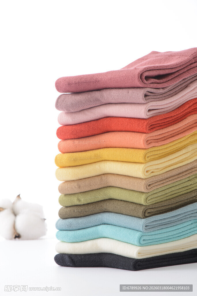 多彩叠放的柔软棉袜