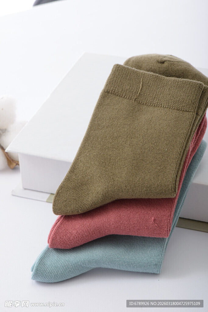 多彩叠放的时尚袜子