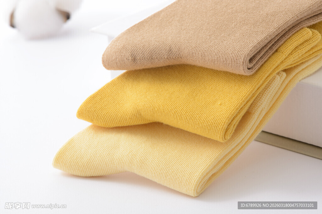 叠放的多彩棉袜