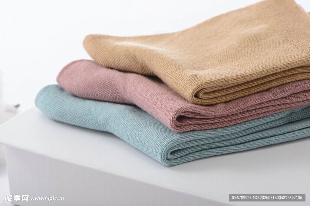叠放的多彩棉袜