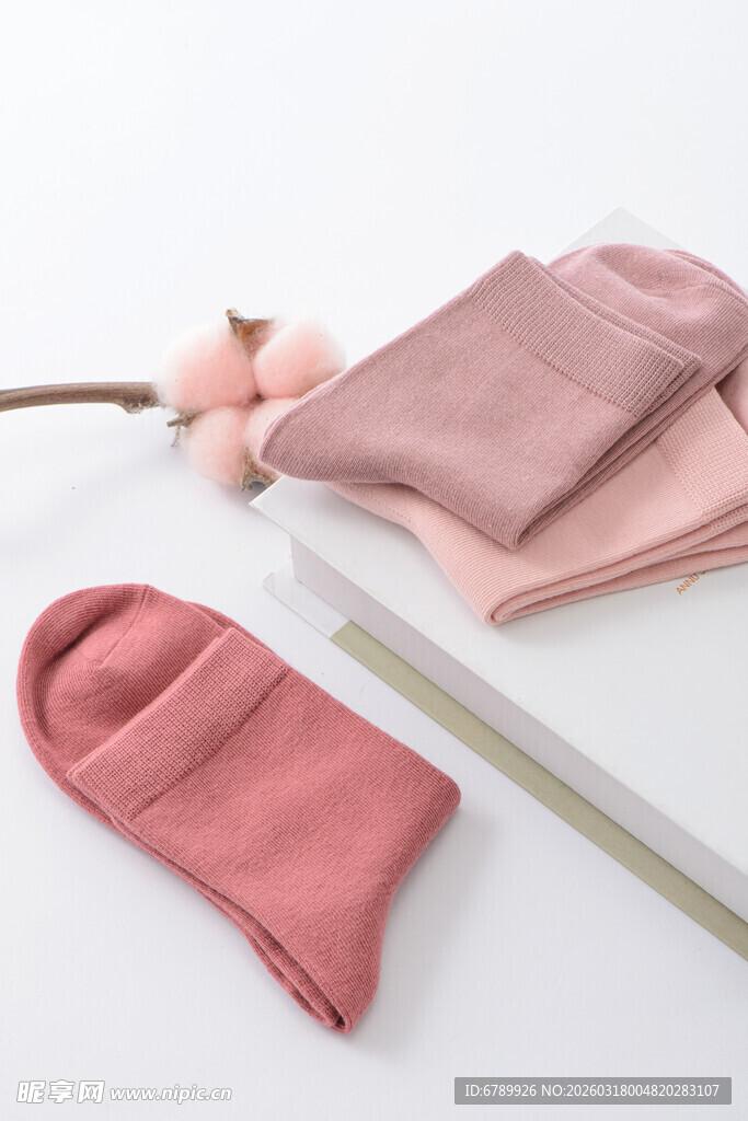 粉色系袜子与棉花装饰展示