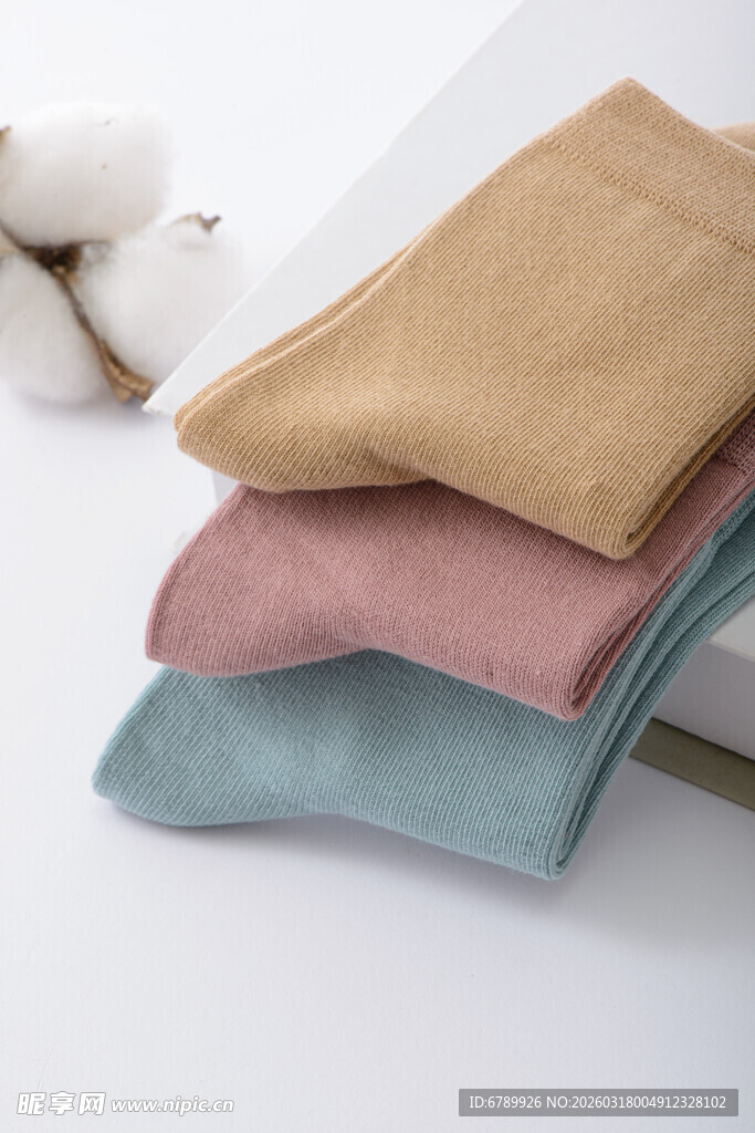 三色叠放的柔软棉袜