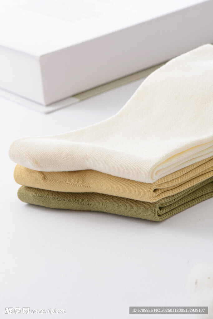 叠放的多彩袜子