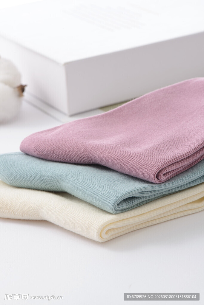 叠放的多彩棉袜