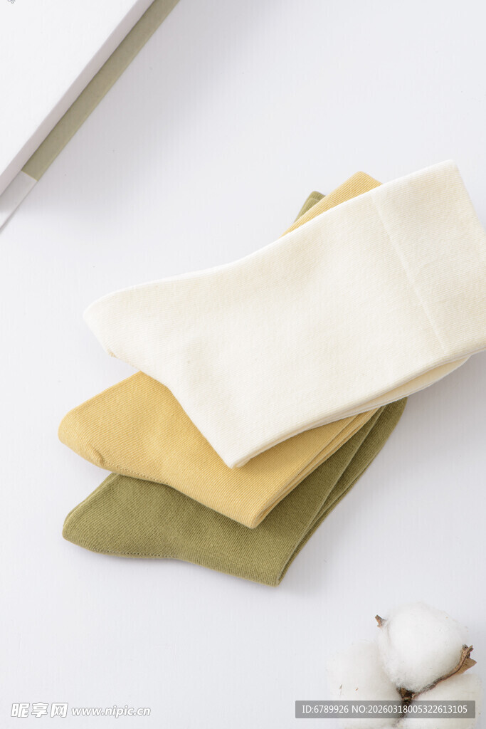 三色袜子叠放展示