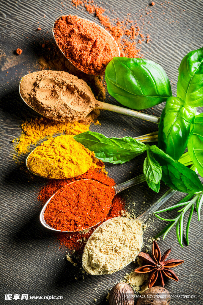 多彩香料与新鲜香草组合