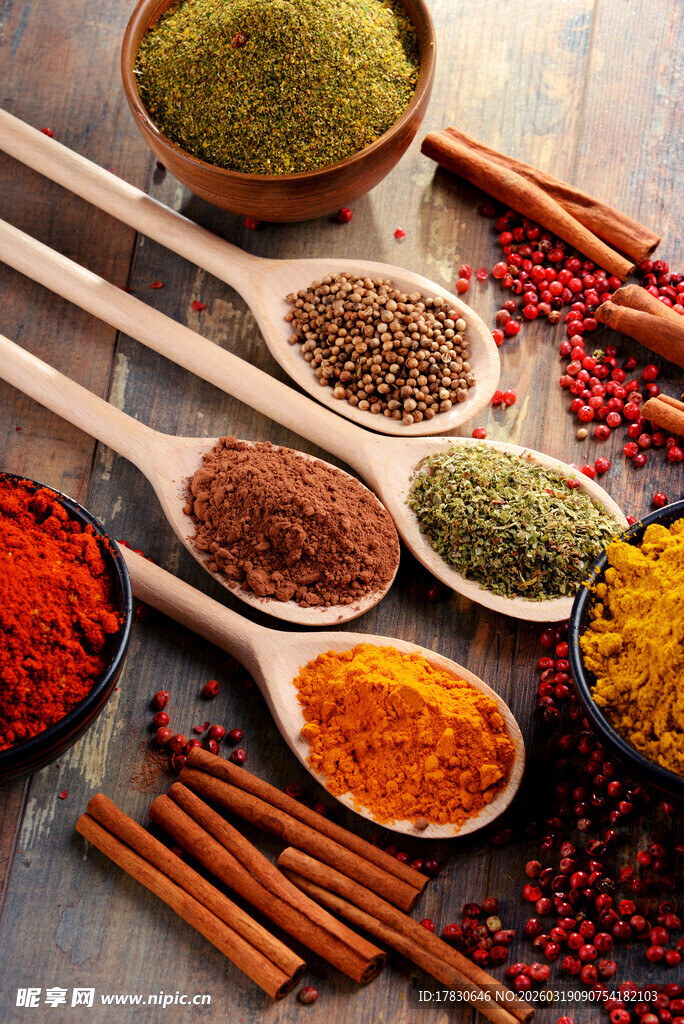 多彩香料摆放在木勺与盘上