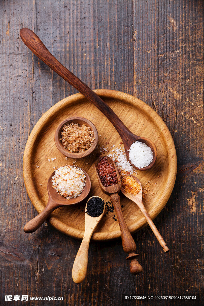 木制餐具上的多样调料