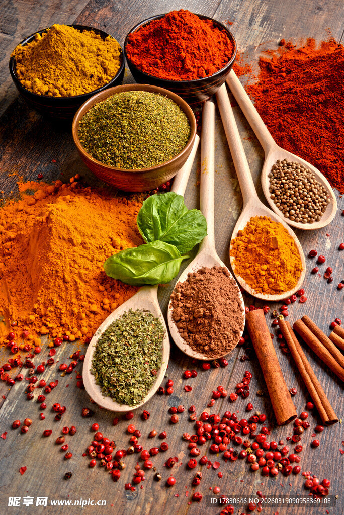 多彩香料摆放在一起的画面