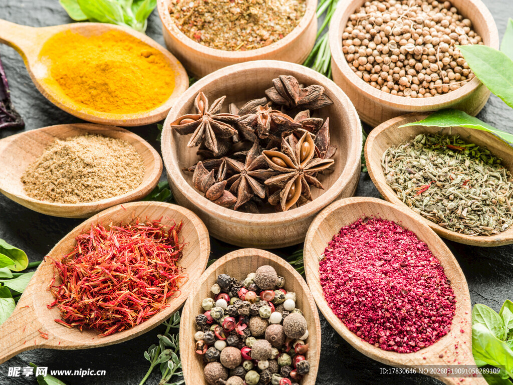 多样香料摆放在木勺木碗中
