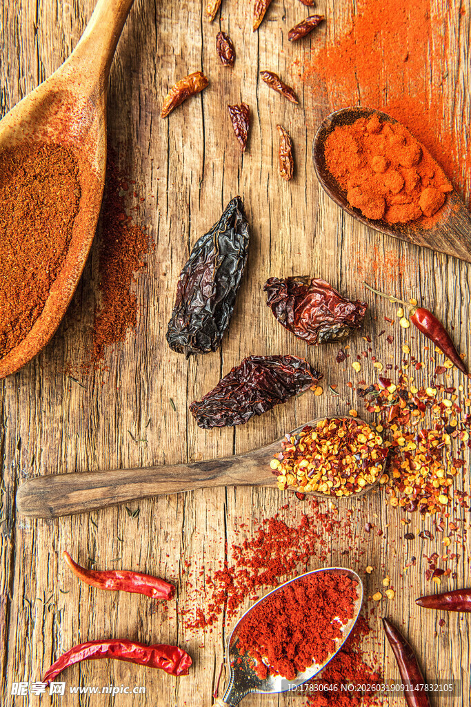 多样香料摆放在木质桌面上