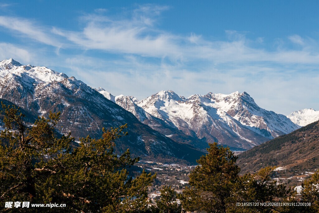 雪山下的葱郁山林