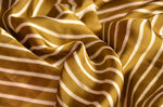 金黄条纹丝绸的优美褶痕