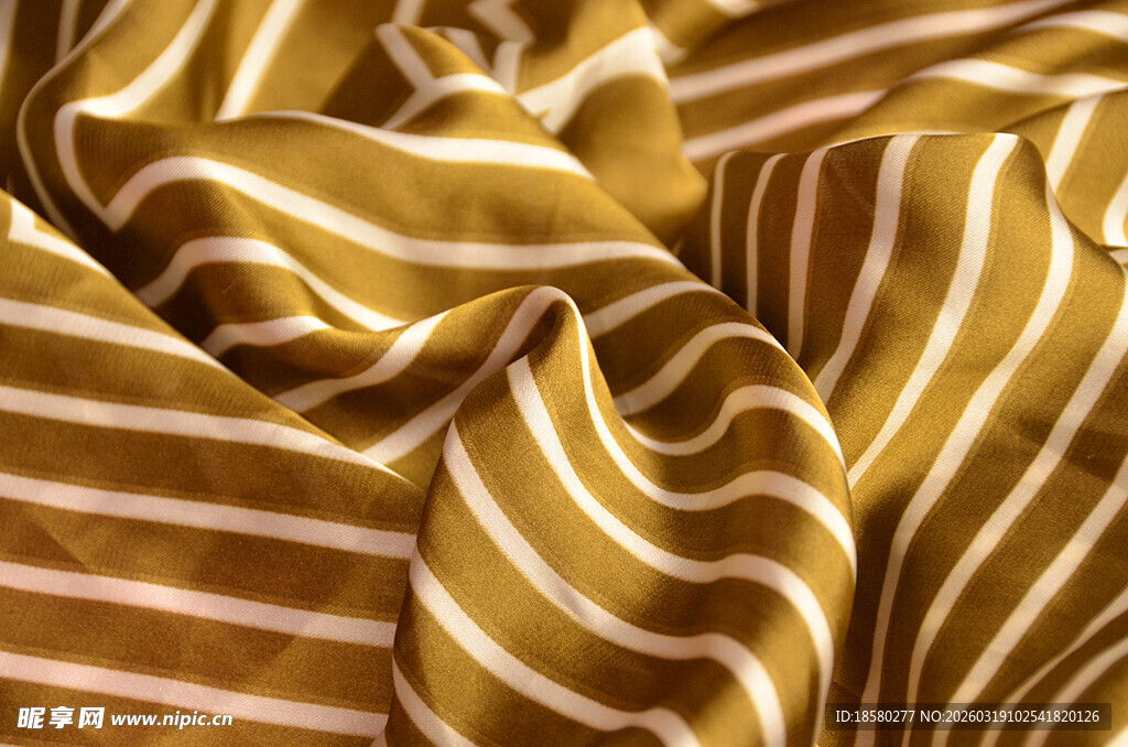金黄条纹丝绸的优美褶痕