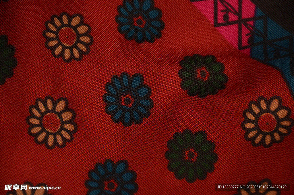 红色花卉图案布料