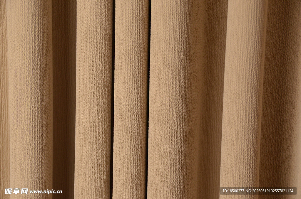 棕色褶皱窗帘特写