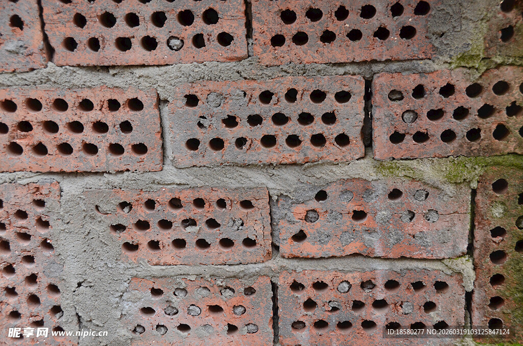 红砖墙面孔洞清晰可见