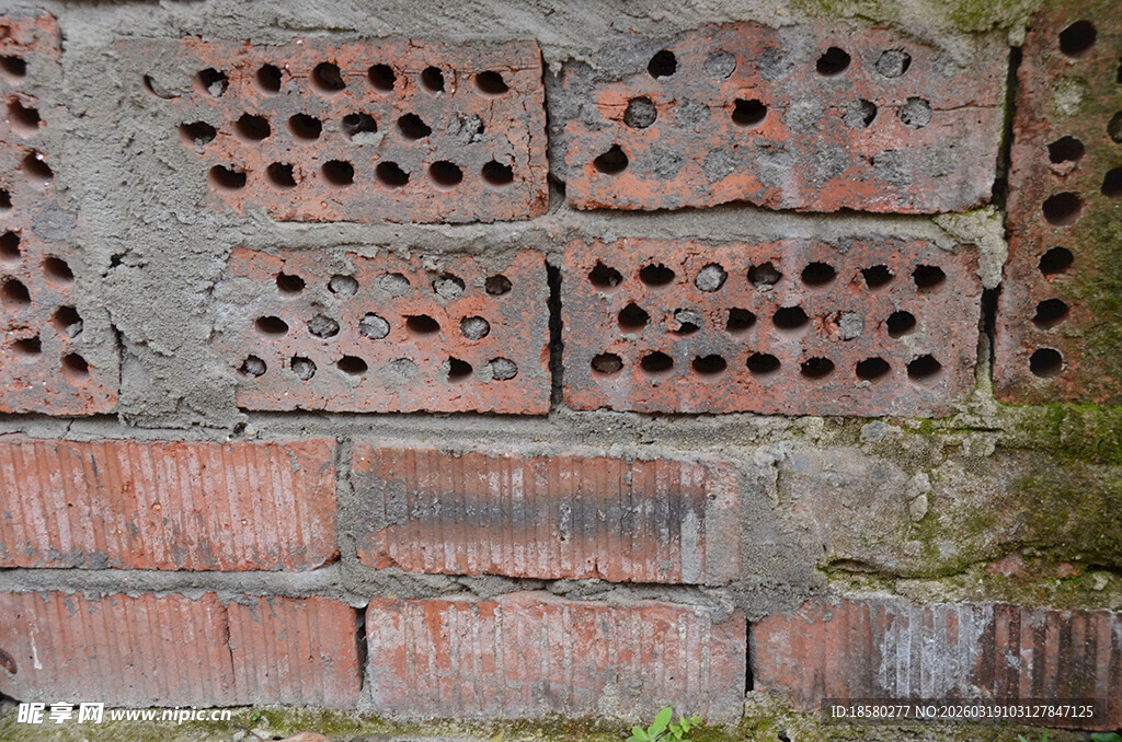红砖墙上的孔洞纹理