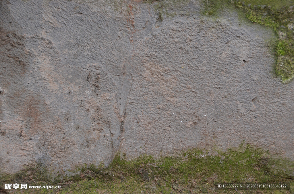 斑驳墙面与边缘小草