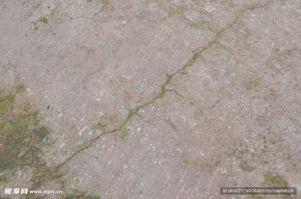 地面裂缝与斑驳痕迹
