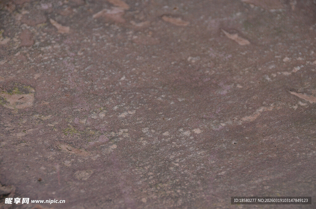 粗糙质感的深褐色石材表面