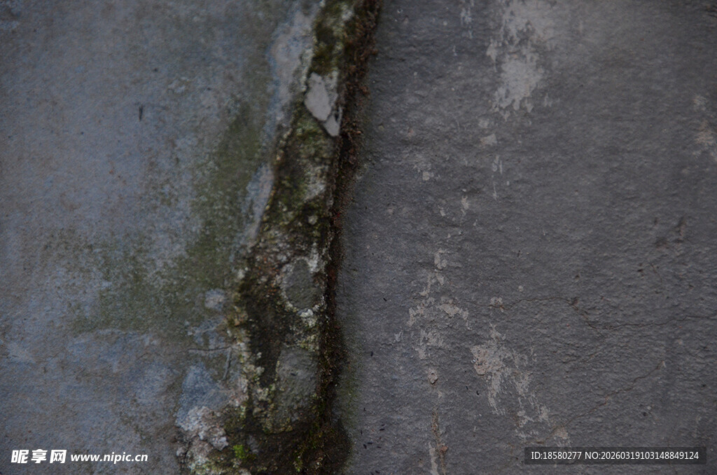 墙面裂痕与斑驳痕迹