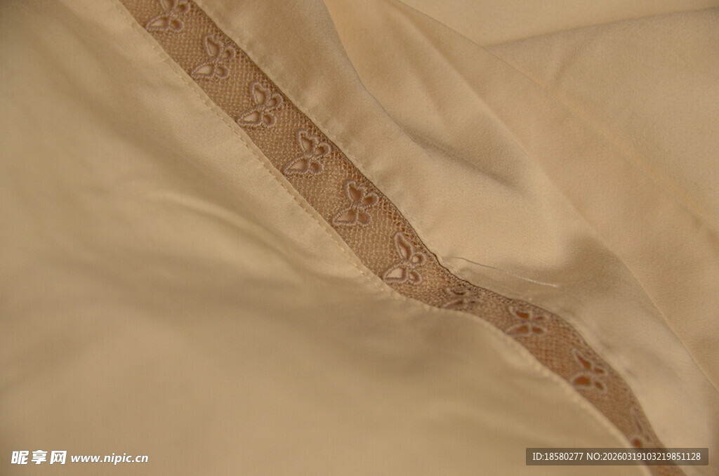 米色布料上的精致装饰细节