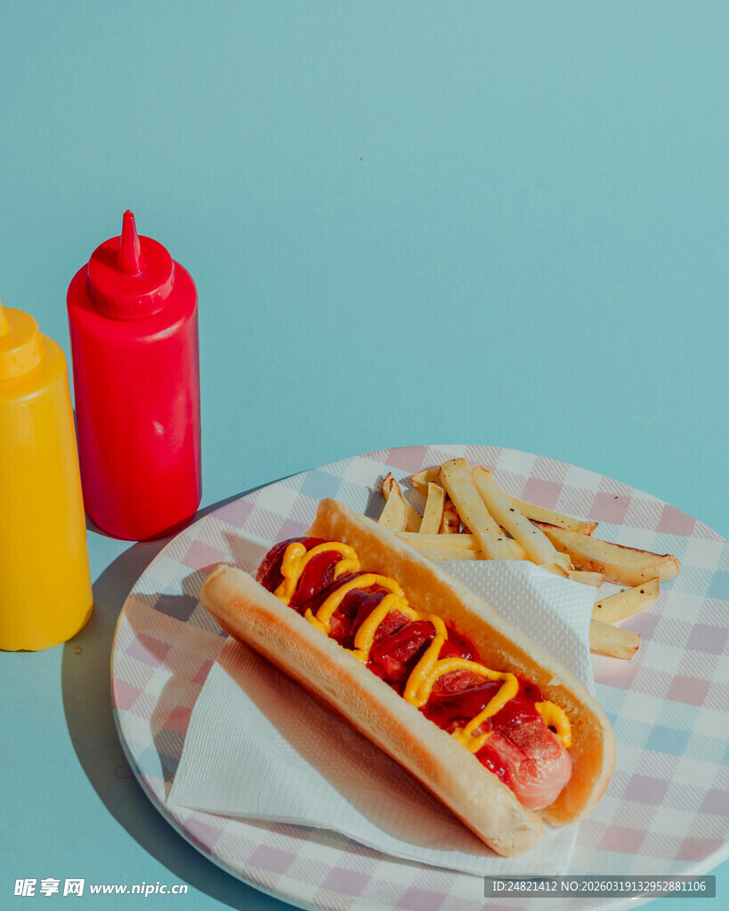 美味热狗配薯条与酱料