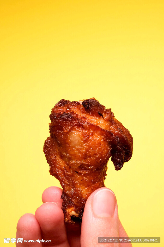 手拿美味炸鸡翅