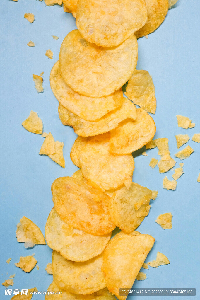 香脆薯片散落蓝色背景