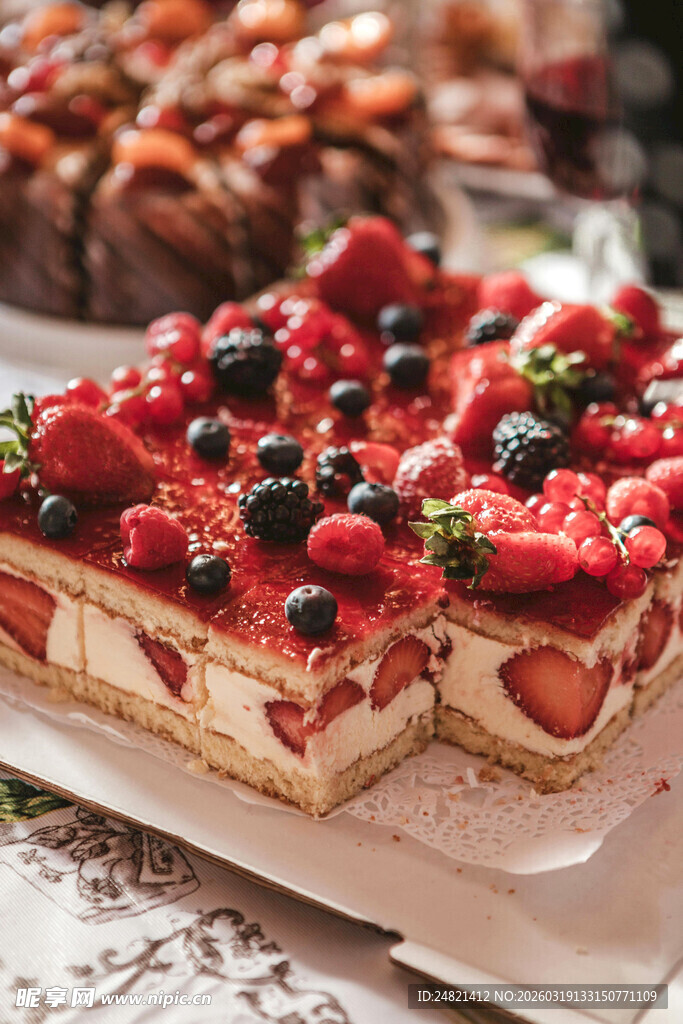 美味浆果装饰的精致蛋糕