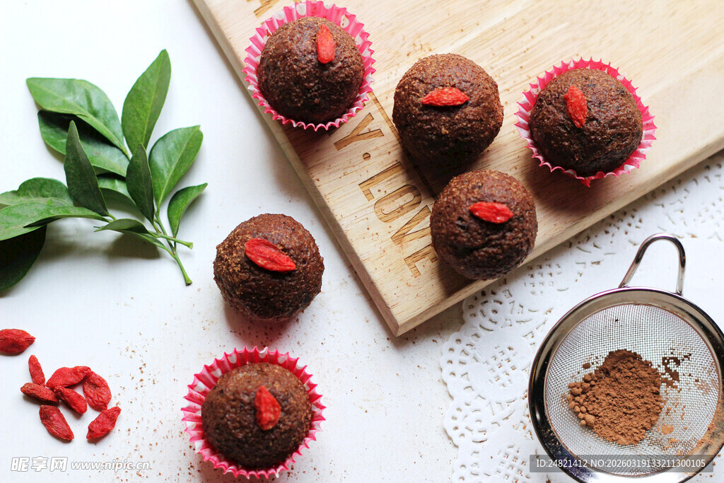 巧克力纸杯蛋糕与烘焙工具