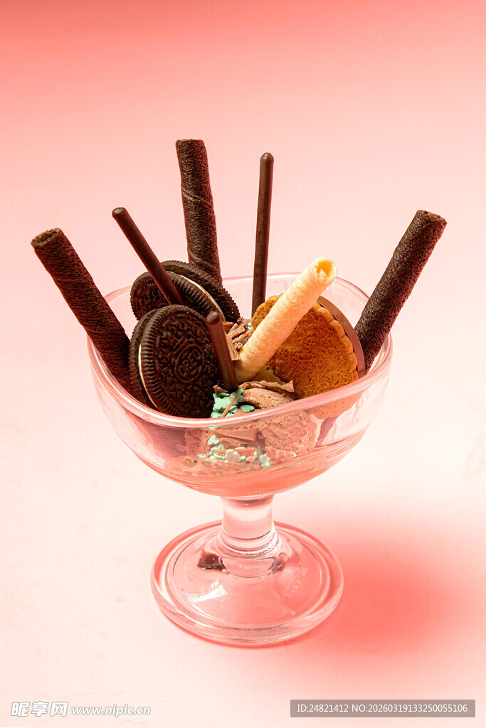 精致玻璃碗中的多样巧克力