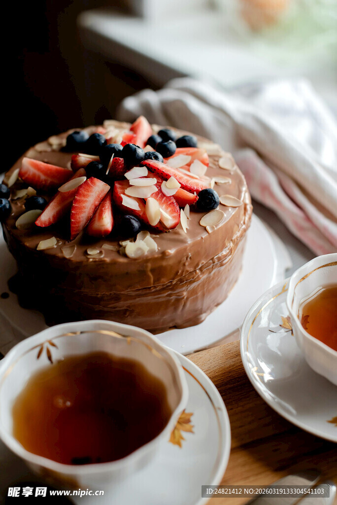 美味蛋糕配热茶惬意时光