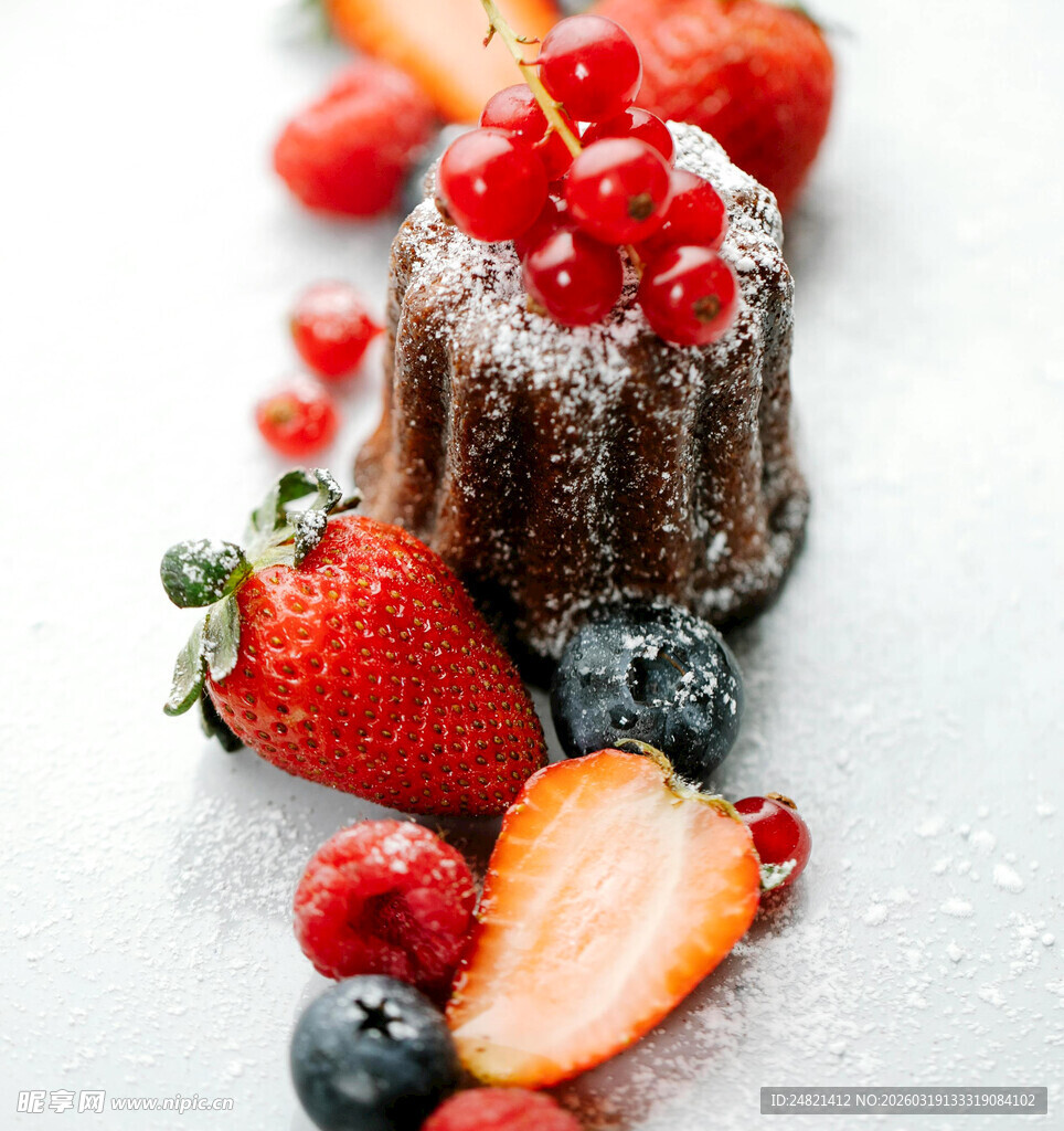 巧克力甜点配新鲜浆果