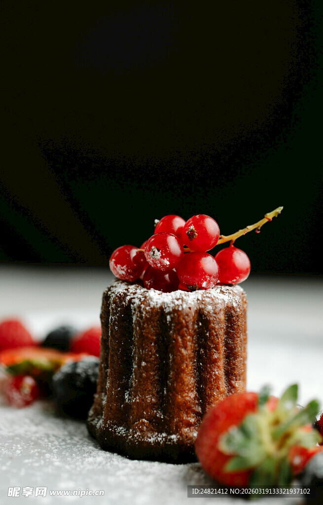 巧克力蛋糕配新鲜浆果