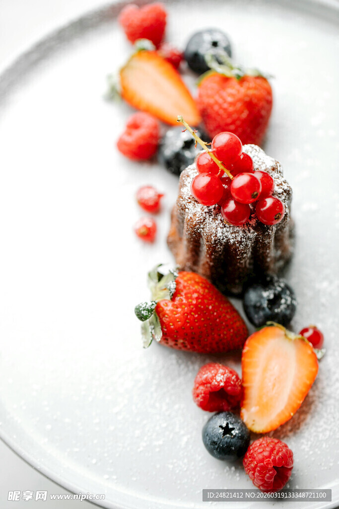 精致莓果巧克力甜点