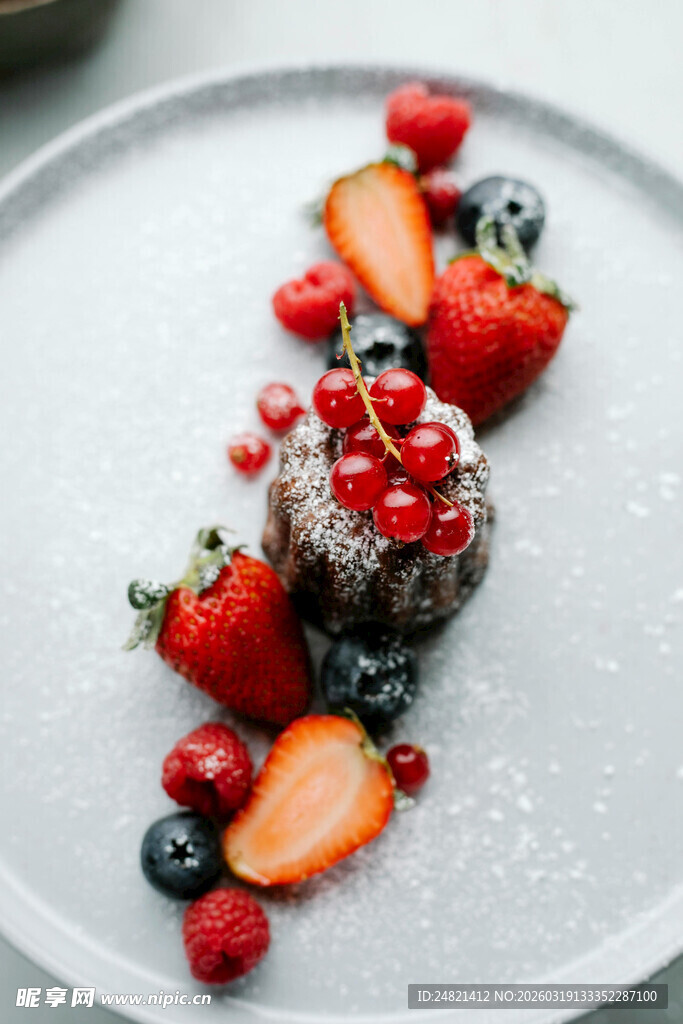 精致莓果巧克力甜点