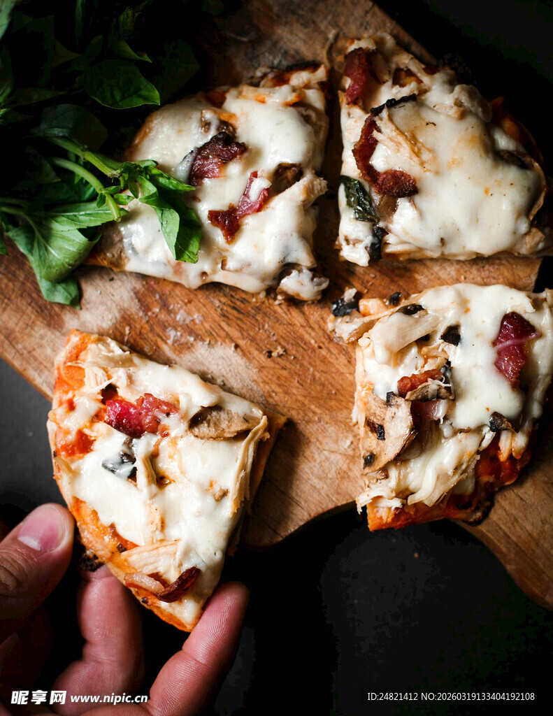 美味切片披萨诱人呈现