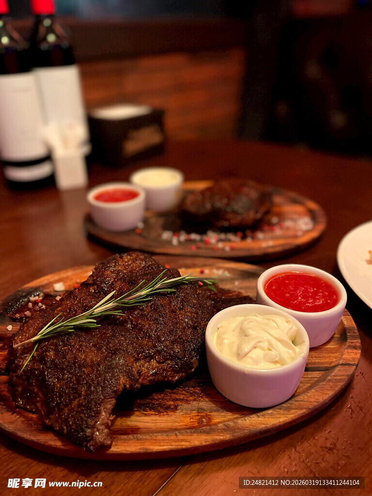 美味牛排配特色蘸料