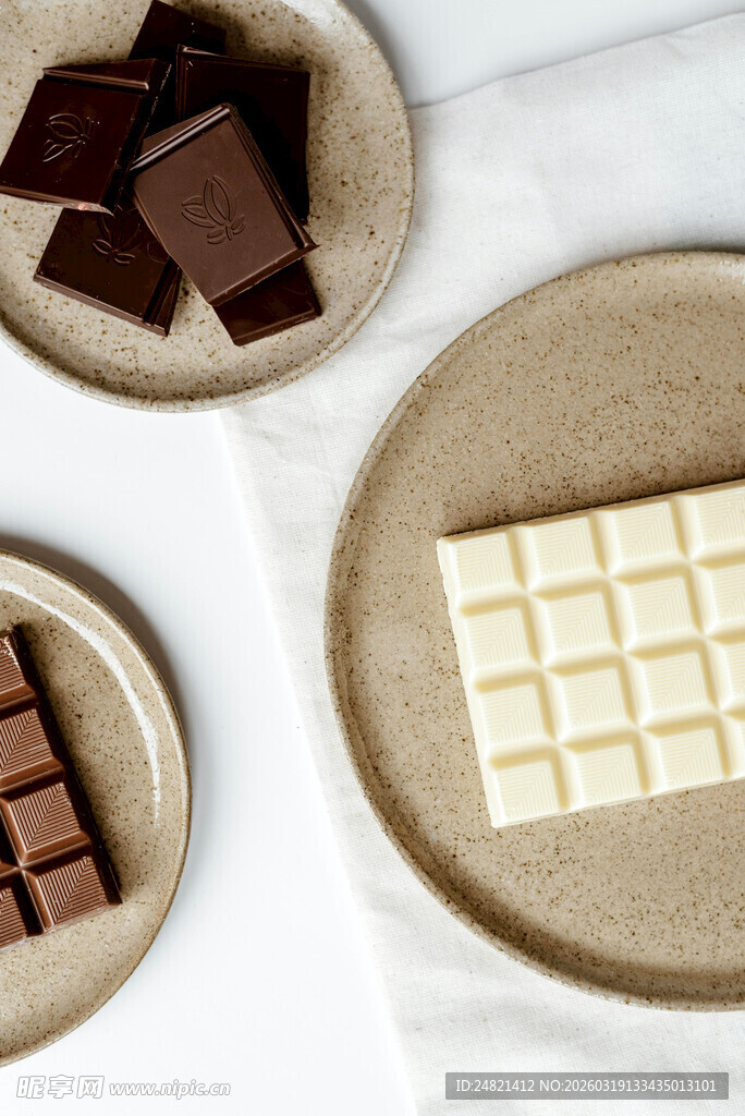 多样巧克力摆放在盘上