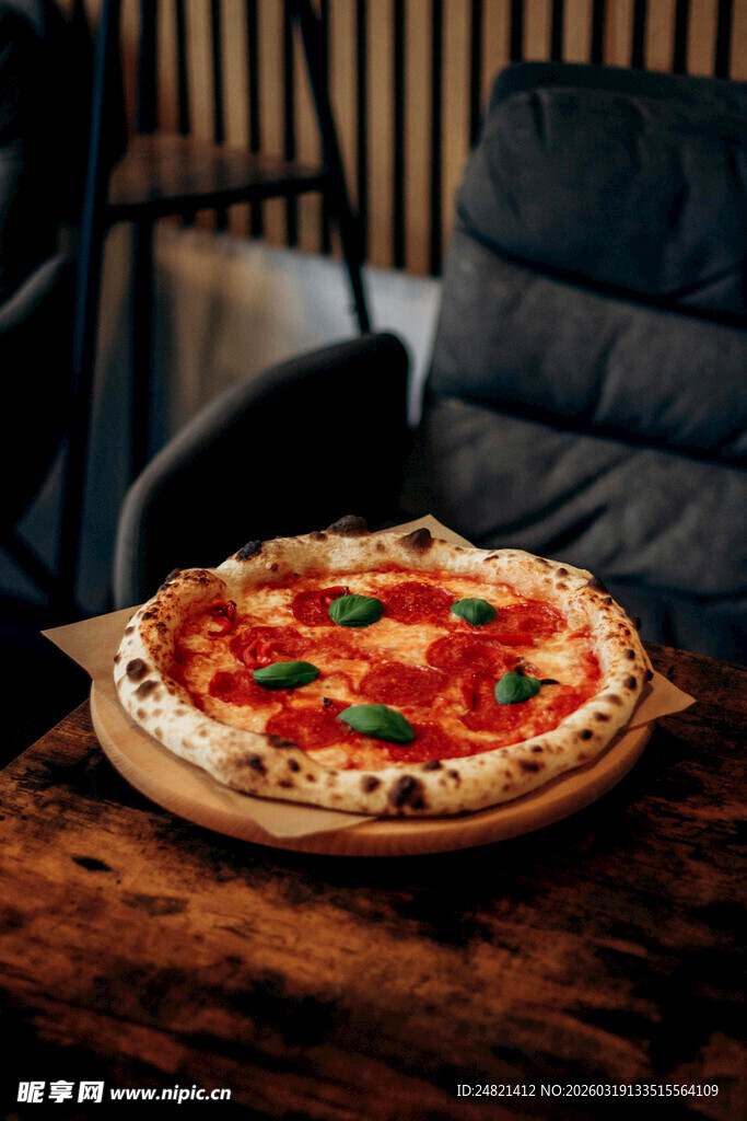 美味披萨置于木桌与沙发旁