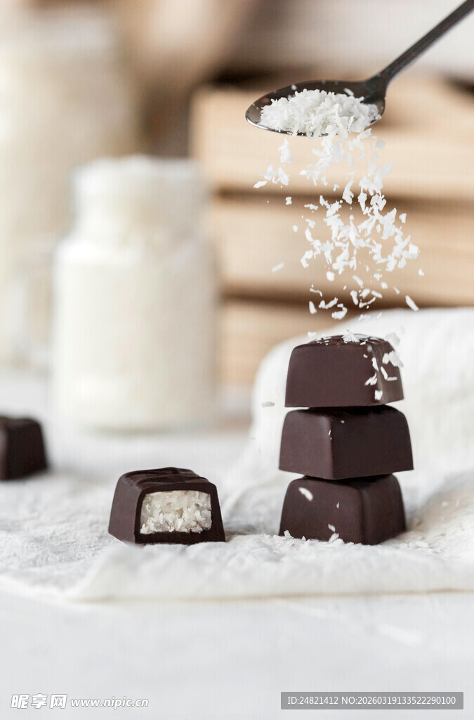 巧克力堆叠与撒粉瞬间
