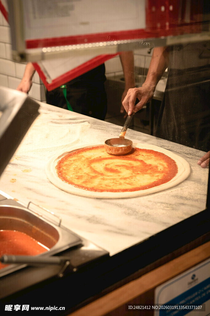 现场制作美味圆形薄饼