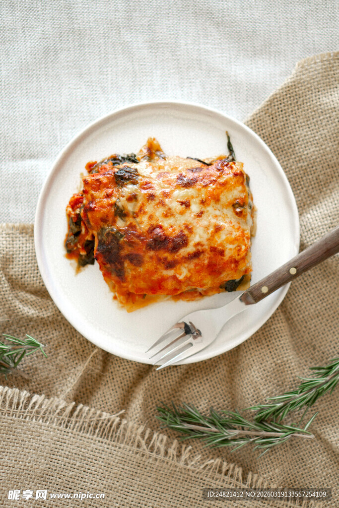 美味烤宽面条放在白色盘中