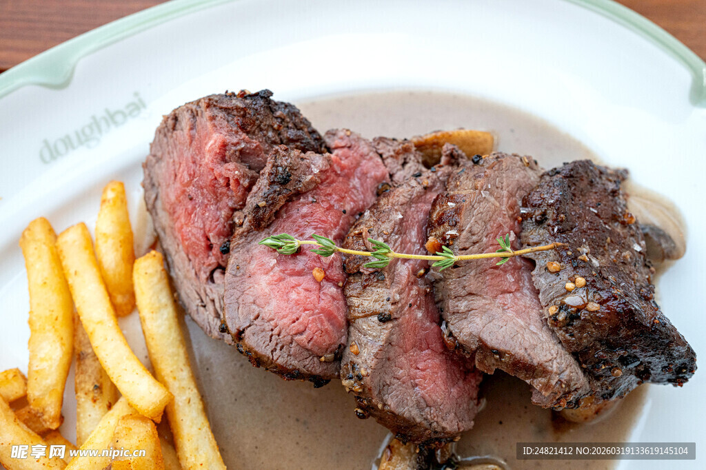 美味牛排配金黄薯条