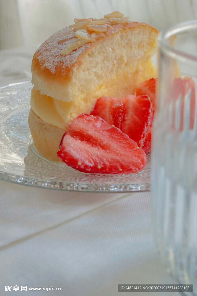 草莓夹心司康美味诱人